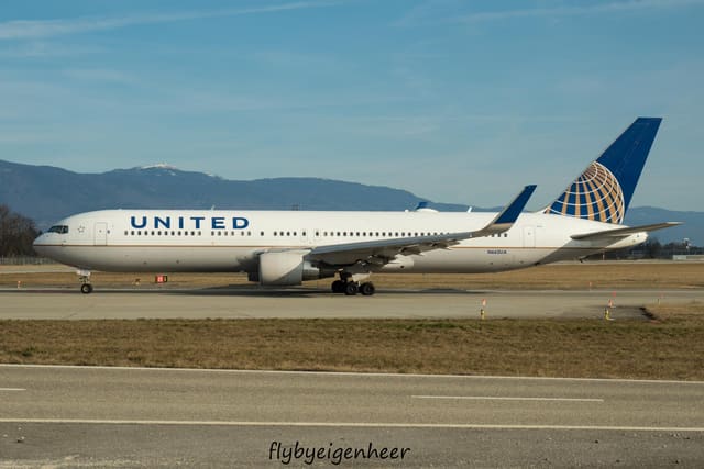 N665UA - Twin-engine aircraft