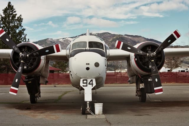 N404DF - Twin-engine aircraft