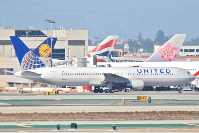 N669UA - Twin-engine aircraft