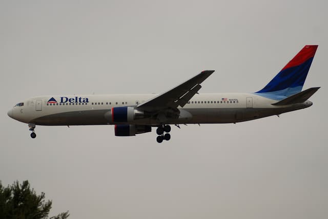 N137DL - Twin-engine aircraft