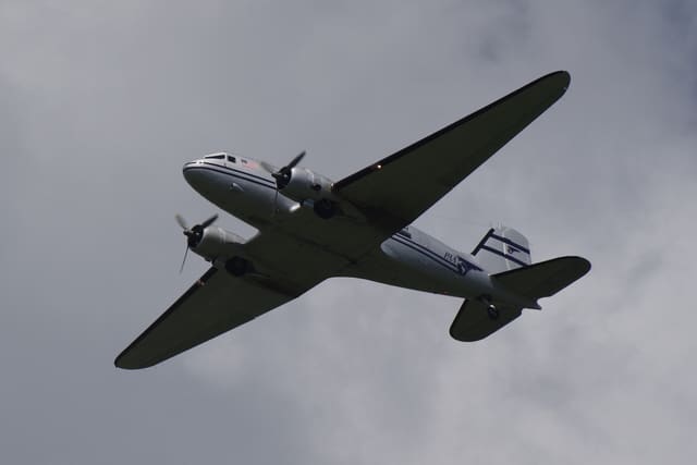 N877MG - Twin-engine aircraft