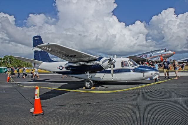 N30U - Twin-engine aircraft