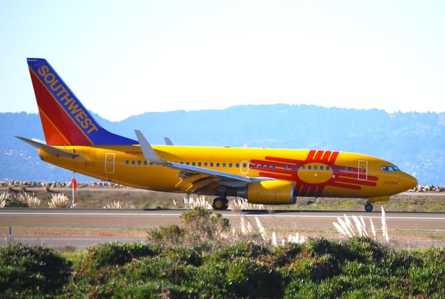 N781WN - Twin-engine aircraft