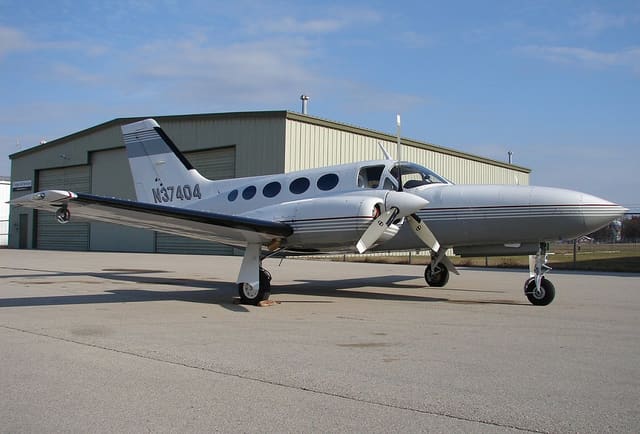 N37404 - Twin-engine aircraft