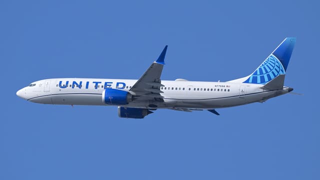 N77558 - Twin-engine aircraft