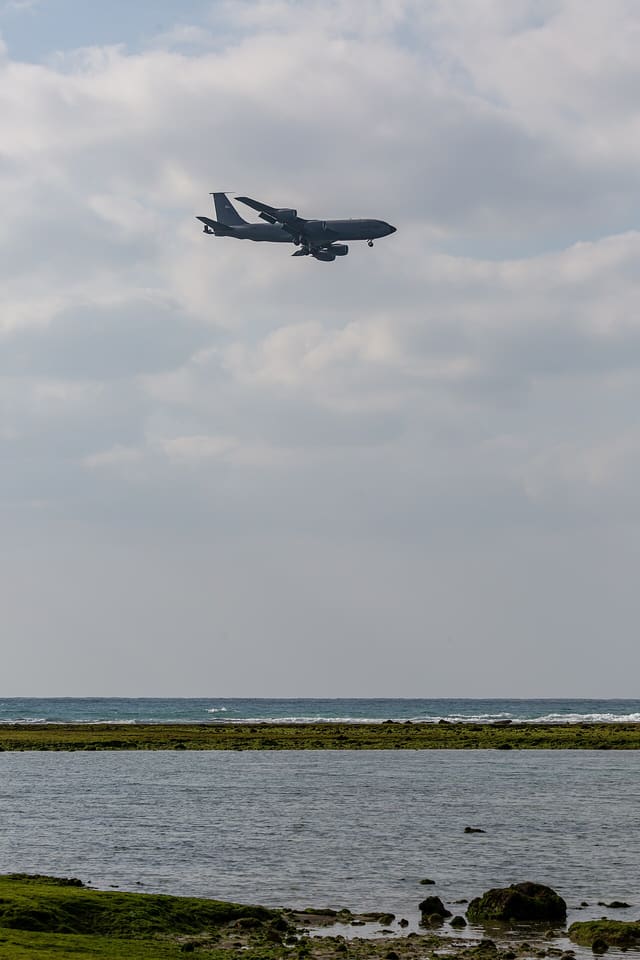  - Twin-engine aircraft