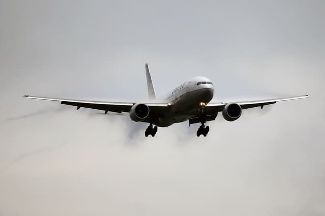 N773UA - Twin-engine aircraft