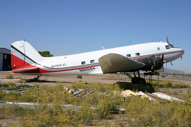 N86584 - Twin-engine aircraft