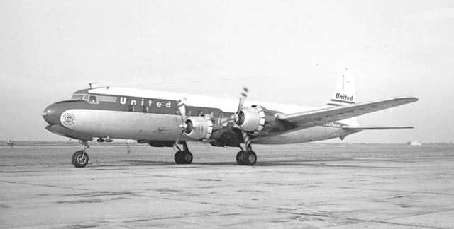 N37555 - Twin-engine aircraft