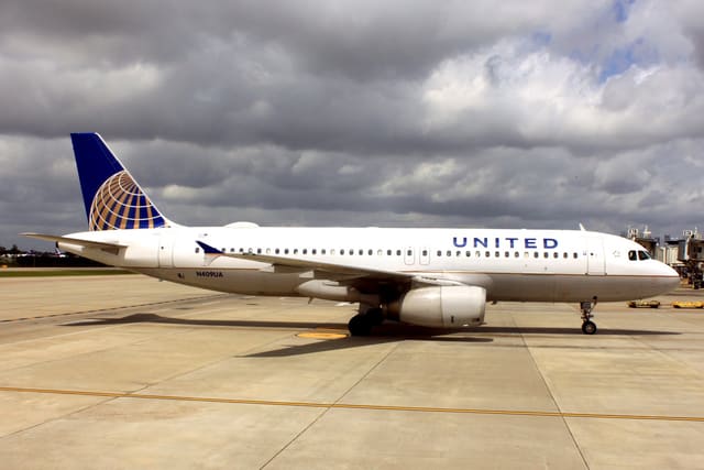 N409UA - Twin-engine aircraft