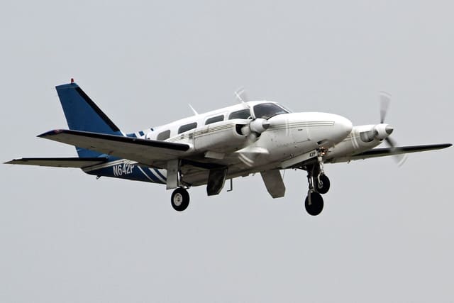 N642P - Twin-engine aircraft