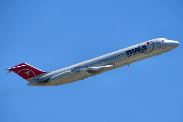 N754NW - Twin-engine aircraft