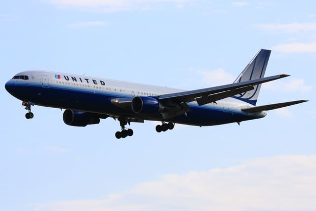 N663UA - Twin-engine aircraft