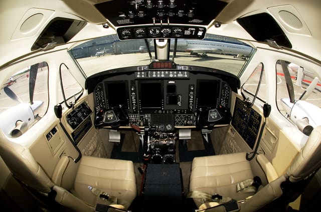 N60125 - Twin-engine aircraft