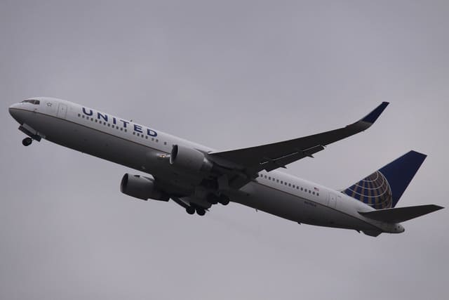 N670UA - Twin-engine aircraft
