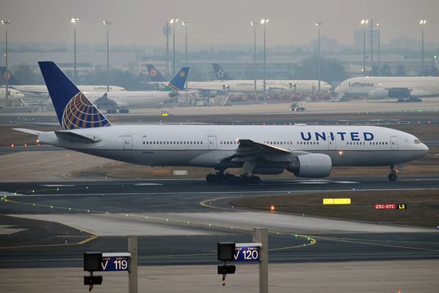 N228UA - Twin-engine aircraft