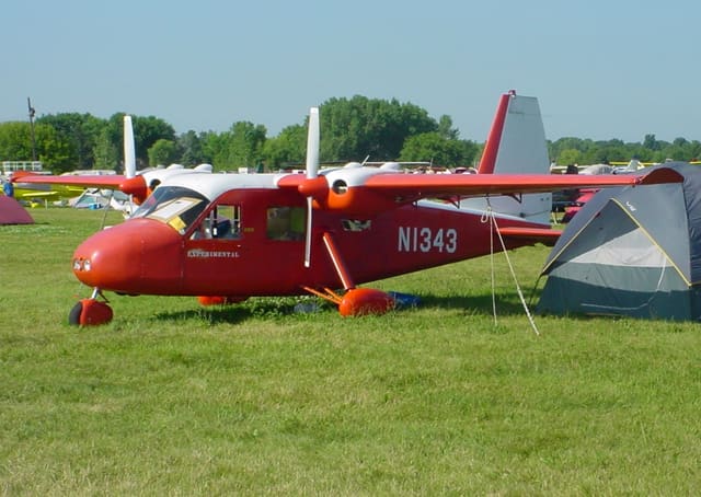 N1343 - Twin-engine aircraft