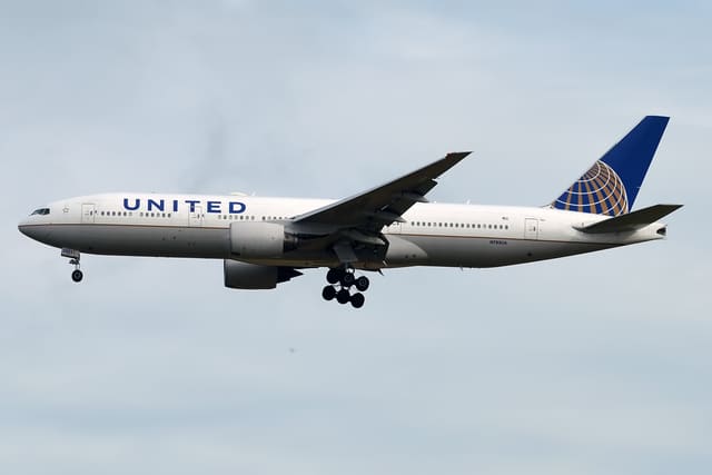 N785UA - Twin-engine aircraft