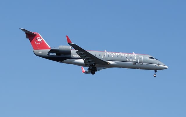 N8604C - Twin-engine aircraft