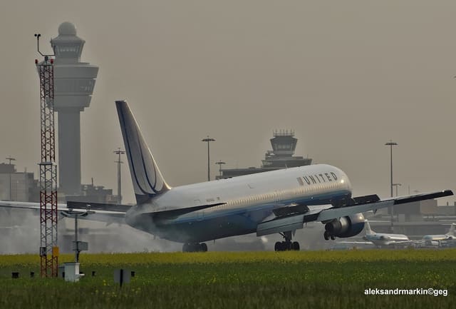 N649UA - Twin-engine aircraft