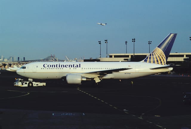 N73152 - Twin-engine aircraft