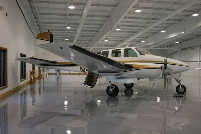N14VU - Twin-engine aircraft