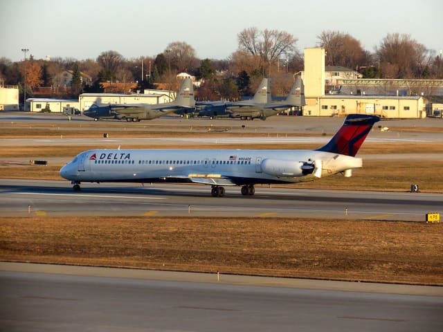 N904DE - Twin-engine aircraft