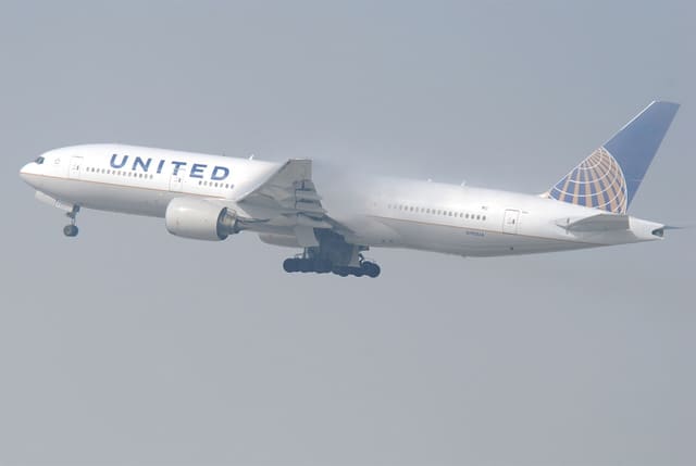 N792UA - Twin-engine aircraft