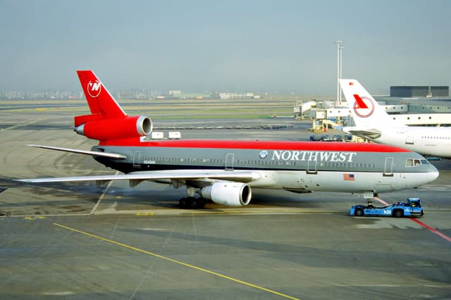 N240NW - Douglas