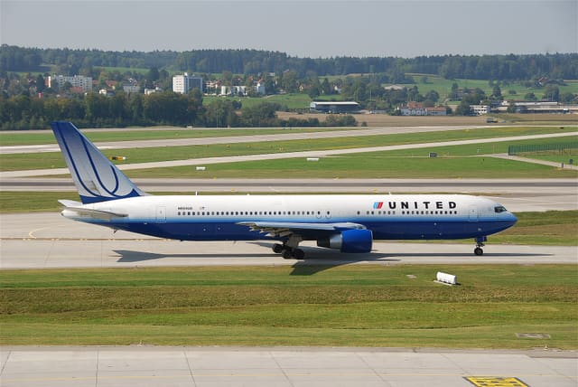 N654UA - Twin-engine aircraft