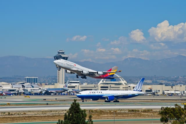 N785UA - Twin-engine aircraft