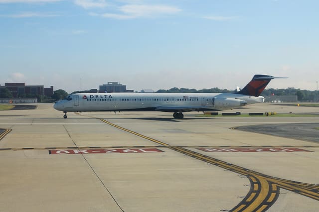 N902DE - Douglas