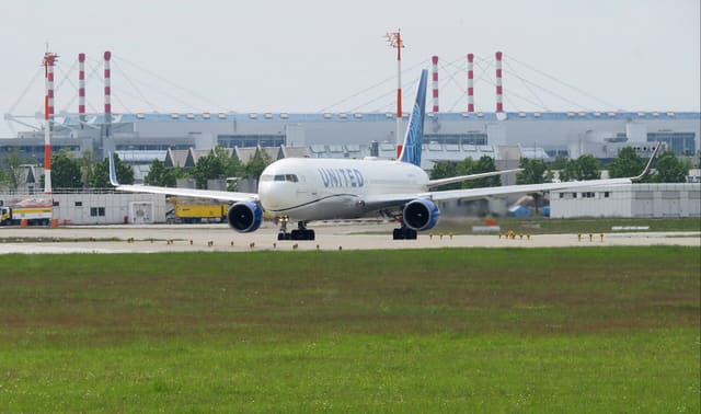 N648UA - Twin-engine aircraft