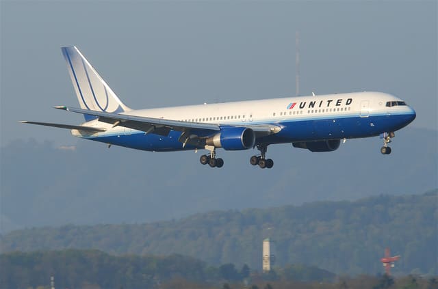 N651UA - Twin-engine aircraft