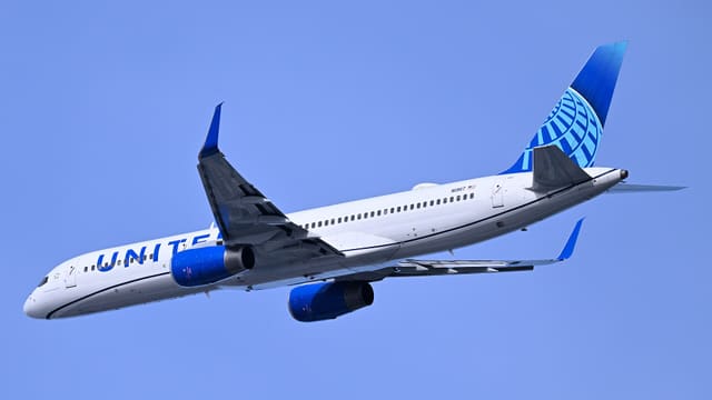 N19117 - Twin-engine aircraft