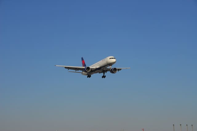 N652DL - Twin-engine aircraft