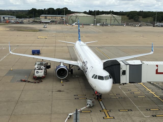 N4064J - Twin-engine aircraft