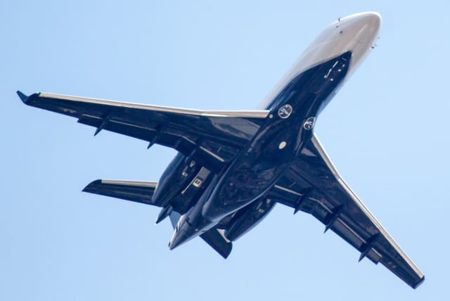 N676EE - Business jet