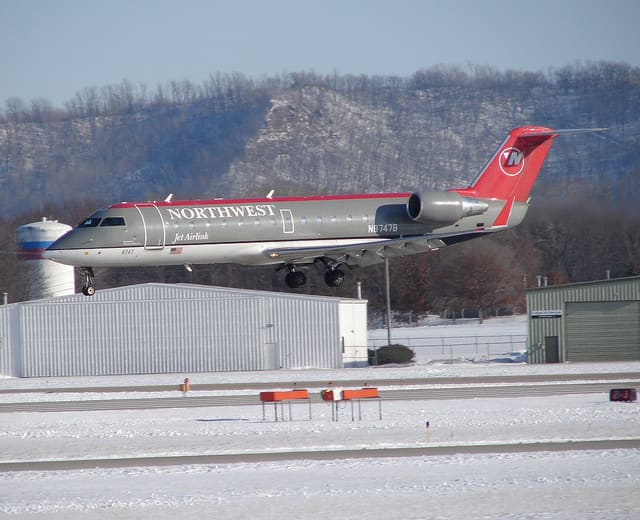 N8747B - Bombardier