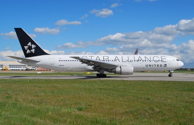 N653UA - Twin-engine aircraft