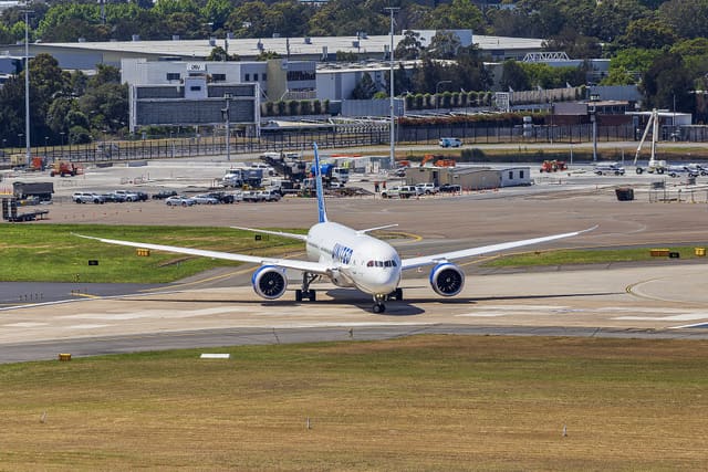 N29978 - Twin-engine aircraft