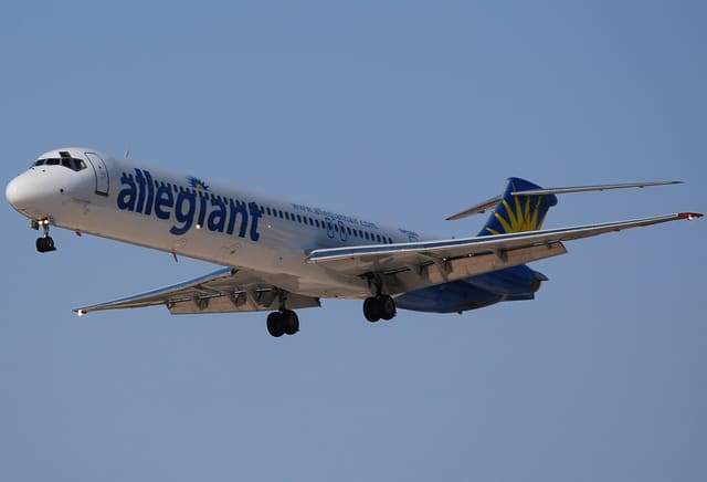 N402NV - Douglas