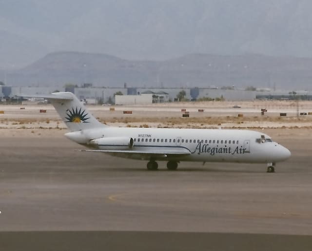 N127NK - Douglas