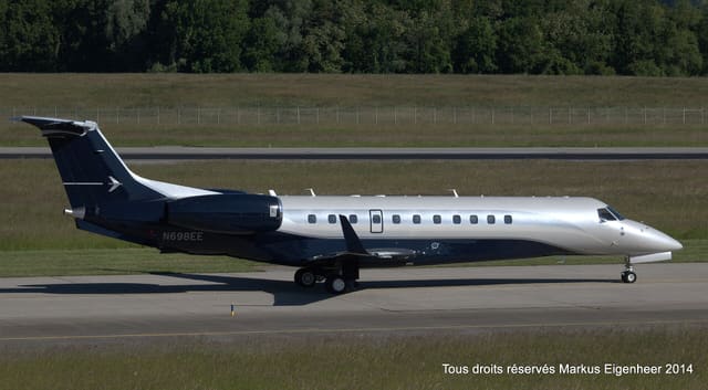 N698EE - Business jet