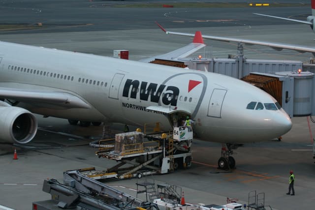 N814NW - Twin-engine aircraft