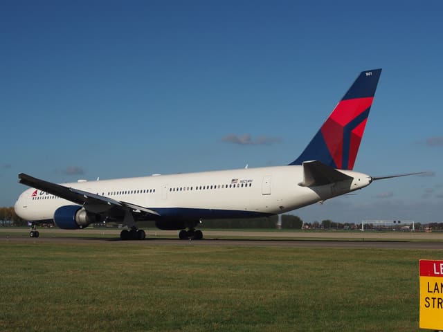 N825MH - Twin-engine aircraft