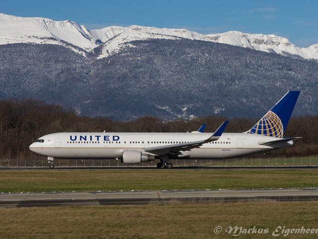 N661UA — Twin-engine aircraft
