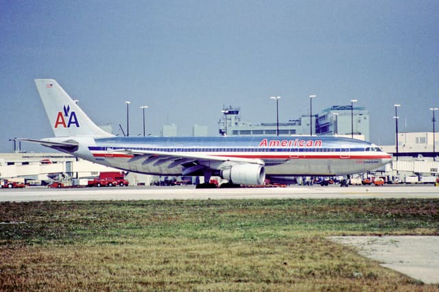N40064 - Twin-engine aircraft