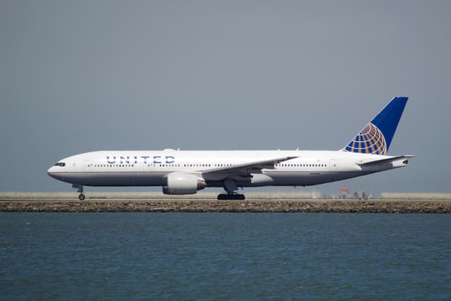 N780UA - Twin-engine aircraft