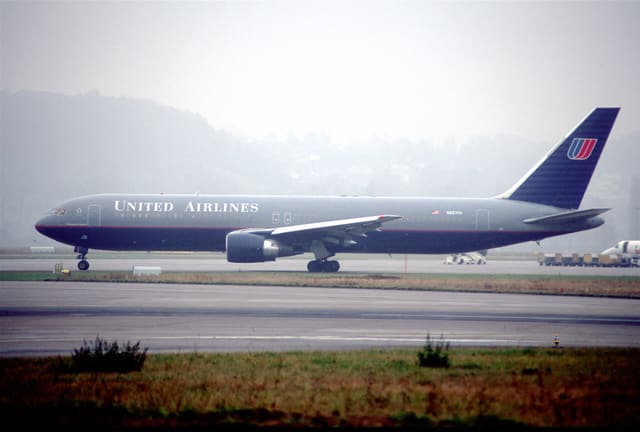 N651UA - Twin-engine aircraft